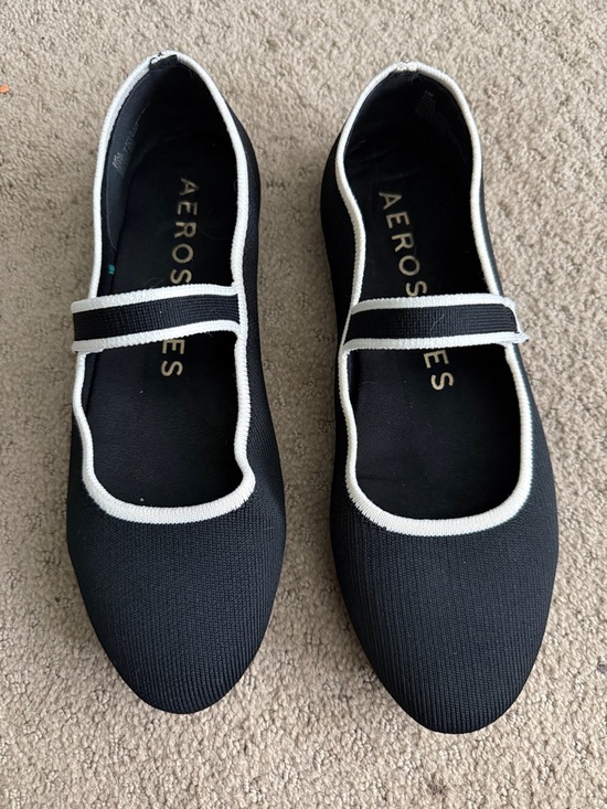 AEROSOLES Shoes - AEROSOLES Black Flats with White Trim Mary Jane Style Size 9 Lightweight